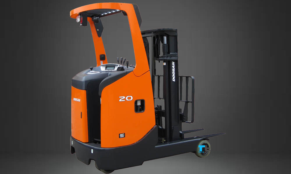 Xe nâng điện reach truck 2 tấn đứng lái Doosan nhập khẩu Hàn Quốc